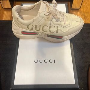 WOMEN'S RHYTON GUCCI LOGO LEATHER SNEAKER